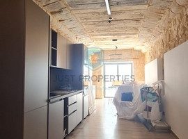 DINGLI- TRADITIONAL THREE BEDROOM TOWNHOUSE WITH BACKYARD FOR-SALE